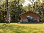 Safarilodge- buitenkant met voetballende kinderen.jpg