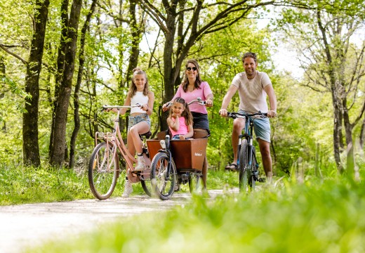 Omgeving- gezin op de fiets (3).jpg