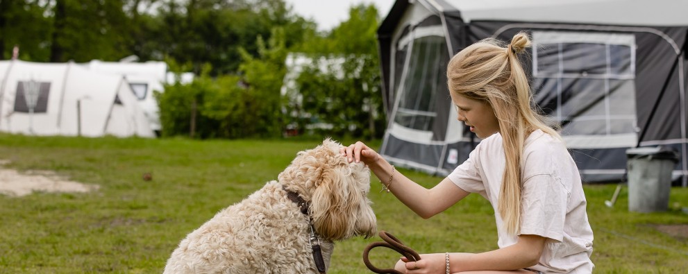 Hond- meisje met hond voor caravan-bijgesneden.jpg