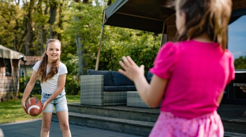 Safarilodge- meisjes spelen met een bal.jpg