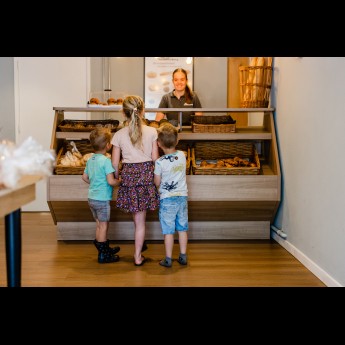 Winkel- Kinderen  met Suze bij de broodjes.jpg