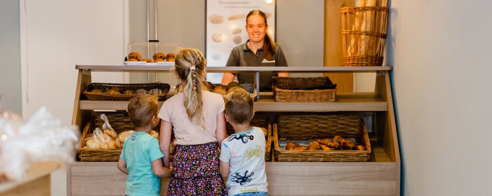 Winkel- Kinderen  met Suze bij de broodjes.jpg
