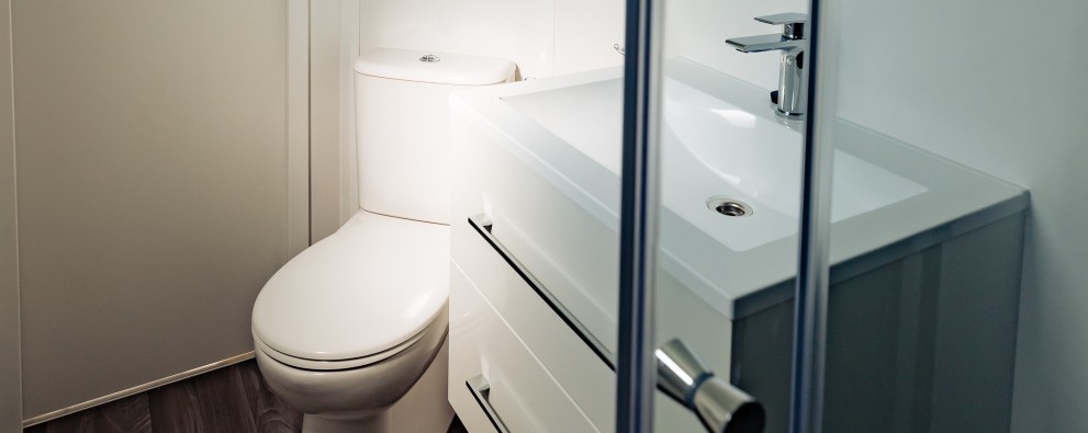 Chalet 5 pers- wastafel & toilet 2.jpg