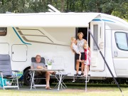 Oma en opa met kleinkinderen camper.jpg