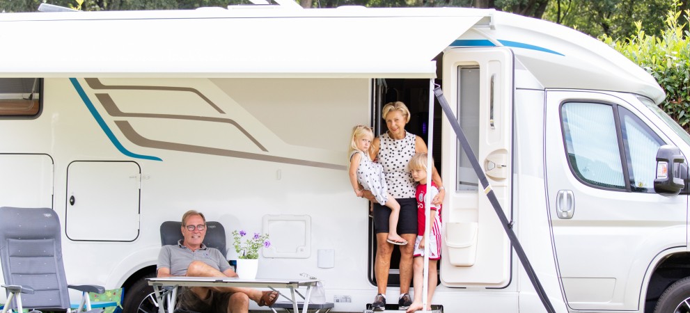 Oma en opa met kleinkinderen camper.jpg