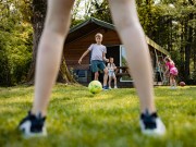 Safarilodge- voetbal spelen voor de tent.jpg
