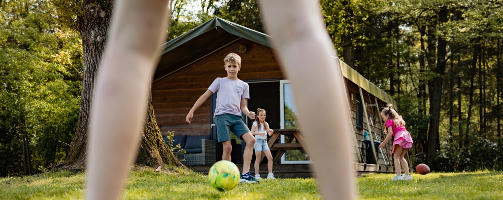 Safarilodge- voetbal spelen voor de tent.jpg