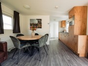 Chalet 5 pers- eettafel & keuken 2.jpg