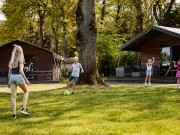 Safarilodge- kinderen spelen voor de tenten.jpg