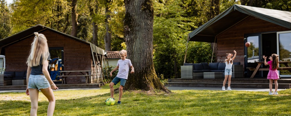 Safarilodge- kinderen spelen voor de tenten.jpg