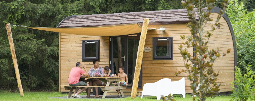 _DSC7562 wood lodge.jpg met mensen buiten