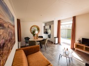 Chalet de Luxe eettafel en televisie.jpg