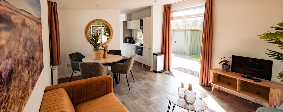 Chalet de Luxe eettafel en televisie.jpg