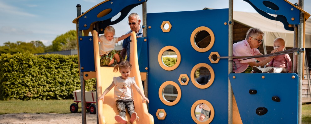 Larix- opa en oma met kleinkinderen.jpg