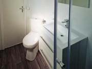 Chalet 5 pers -wastafel & toilet.jpg