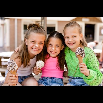 Snackbar-  3meisjes met ijs op hun neus.jpg