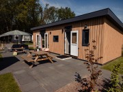 Chalet de Luxe vooraanzicht rechts.jpg