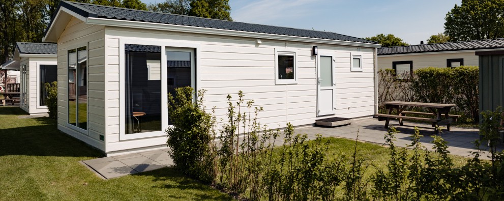 Chalet 5 pers- voor en zijaanzicht.jpg