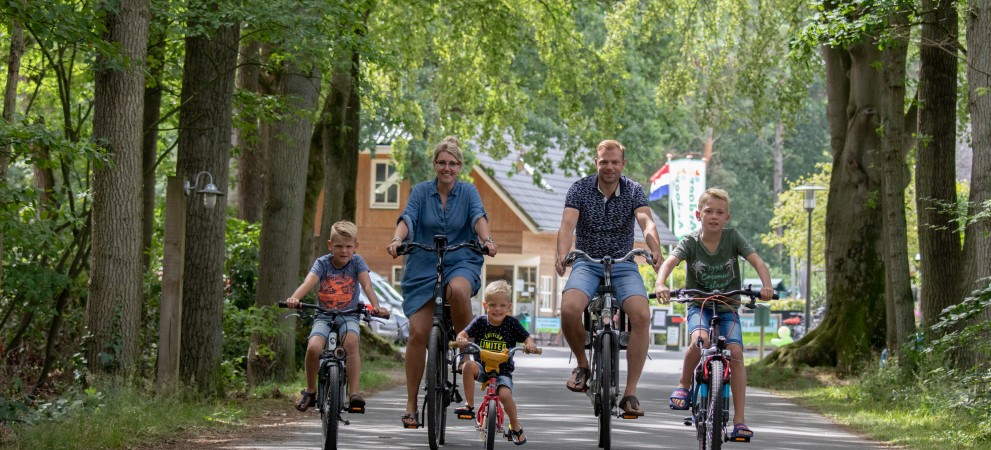 Gezin fietsen