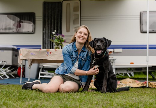 Hond- vrouw met hond voor caravan (5).jpg