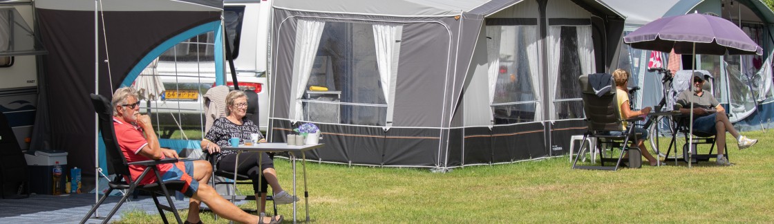 Mensen voor tent in zonnetje.jpg