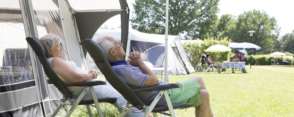 senioren luieren in de zon.jpg