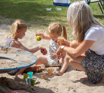 Moeder met dochter in zandbak.jpg