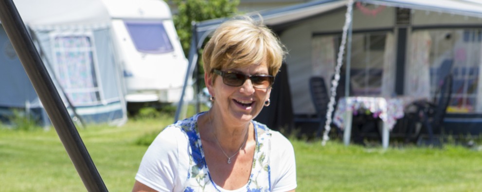 Oma met kleindochter schommel.jpg