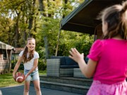 Safarilodge- meisjes spelen met een bal.jpg