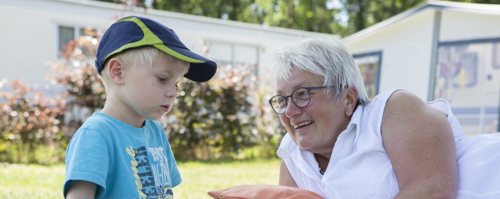 oma met kleinzoon lezen.jpg