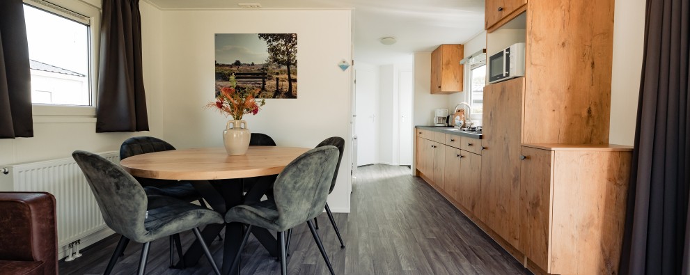 Chalet 5 pers- eettafel & keuken 2.jpg