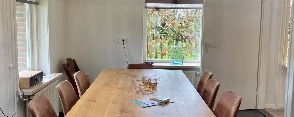 Jachtuis - keukentafel.jpg