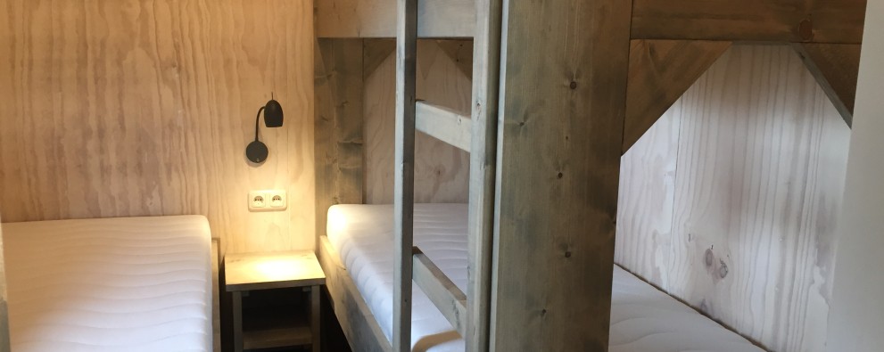 Safarilodge slaapkamer stabelbed en 1 pers bed.jpg
