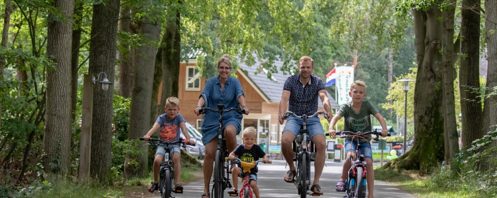Gezin fietsen
