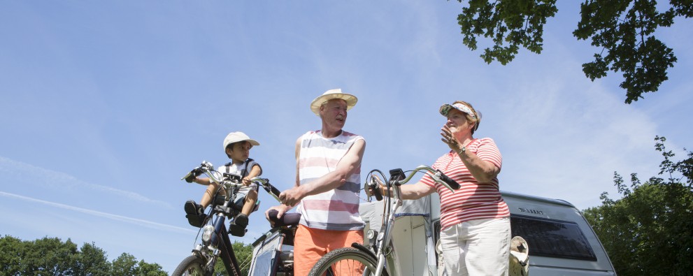 senioren met kind fiets.jpg